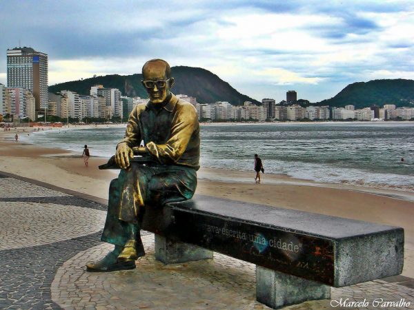 Estátua de Drummond em Copacabana 