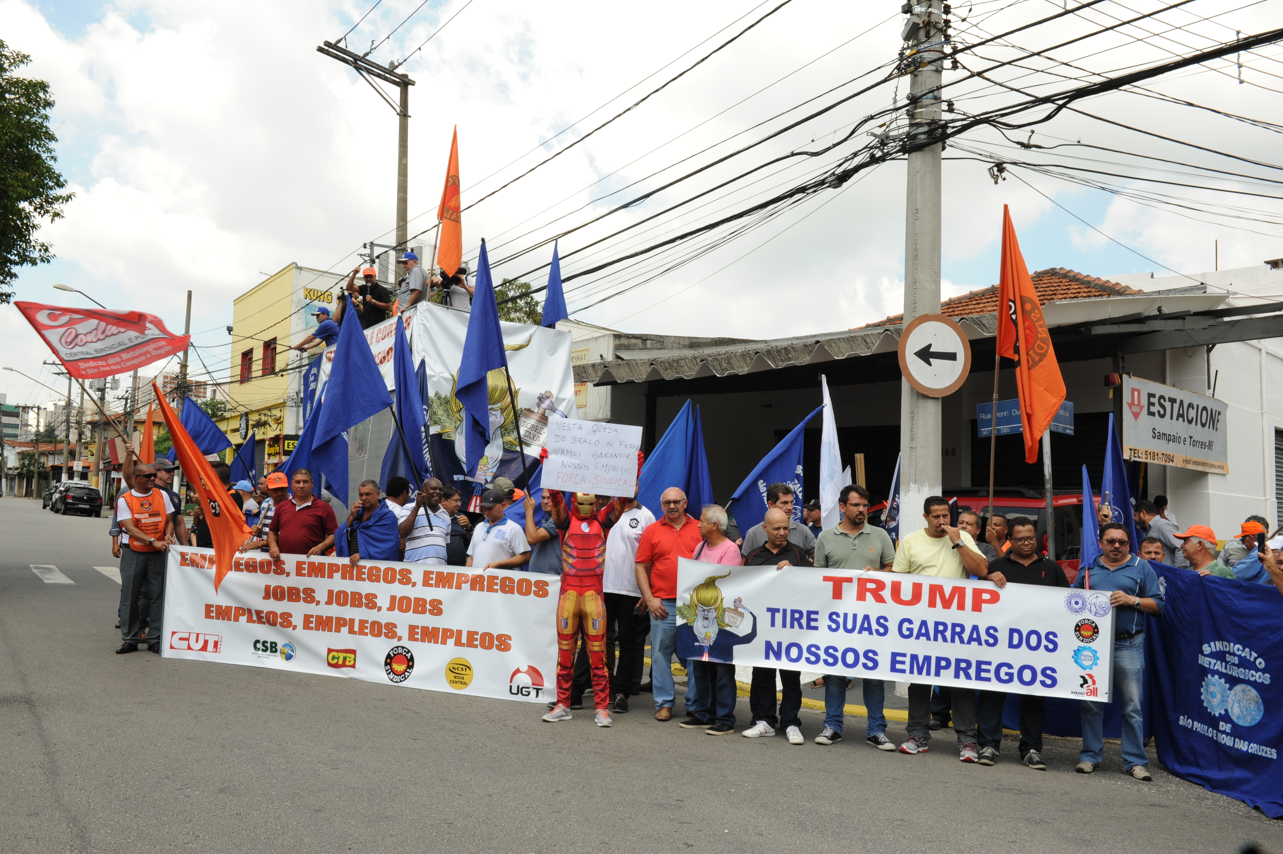 Na última terça-feira (05) as centrais sindicais lideraram um ato em frente ao consulado americano contra a sobretaxa do aço / Foto: Jaélcio Santana