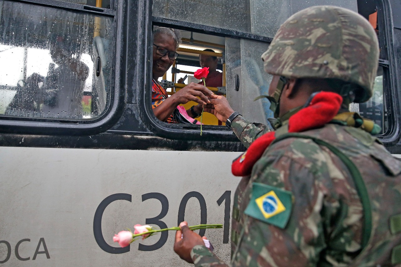 As Forças Armadas voltam à Vila Kennedy, zona oeste do Rio de Janeiro, e distribuem flores no Dia Internacional da Mulher