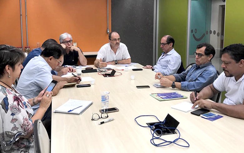 Reprsentantes das centrais sindicais em reunião com técnicos do DIEESE