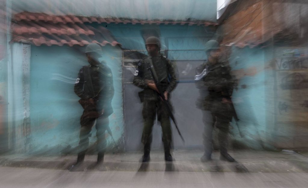 Soldados do Exército patrulham a Vila Kennedy, no Rio/Foto Mauro Pimentel/AFP