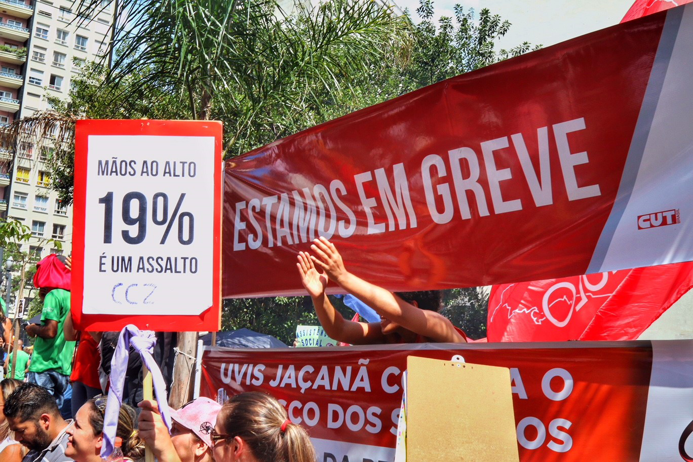 Servidores municipais São Paulo em greve, fazem manifestação na Câmara Municipal, contra o PL 621