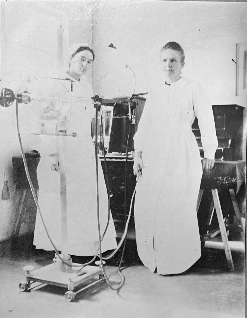 Marie Curie com sua filha Irène em um hospital de campanha durante a Primeira Guerra Mundial. MUSÉE CURIE (COLECCIÓN ACJC)