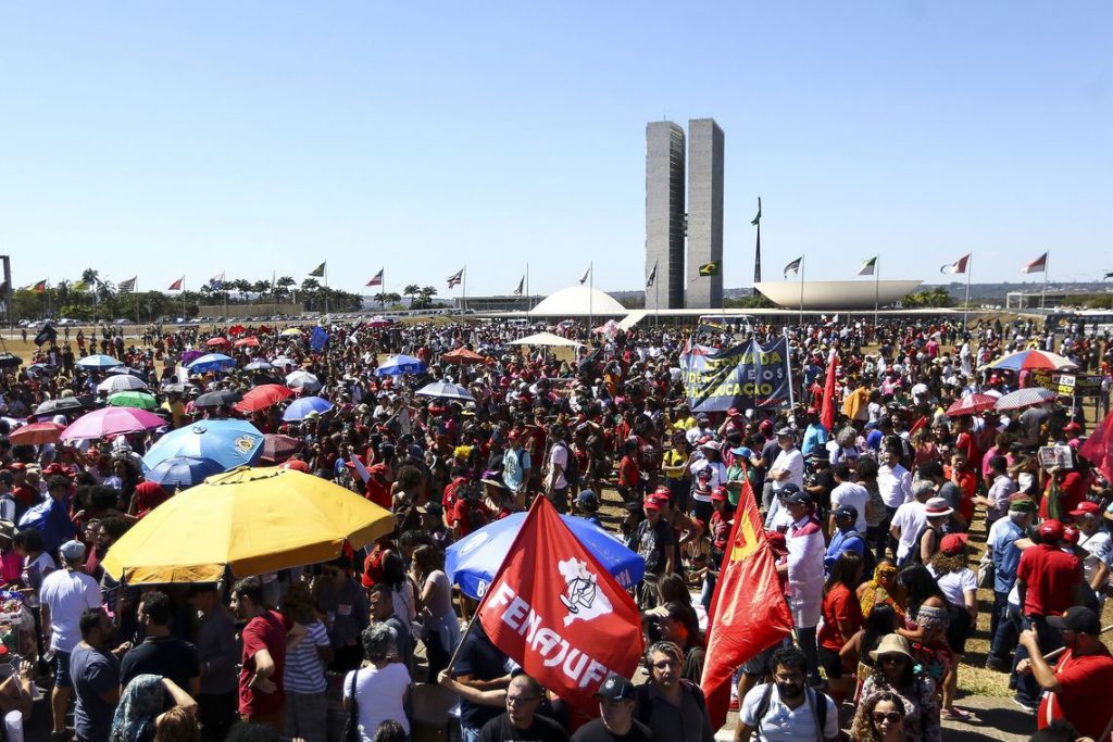 Brasília: Mulheres indígenas realizam marcha até o Congresso Nacional. (Foto: Marcelo Camargo/Agência Brasil)