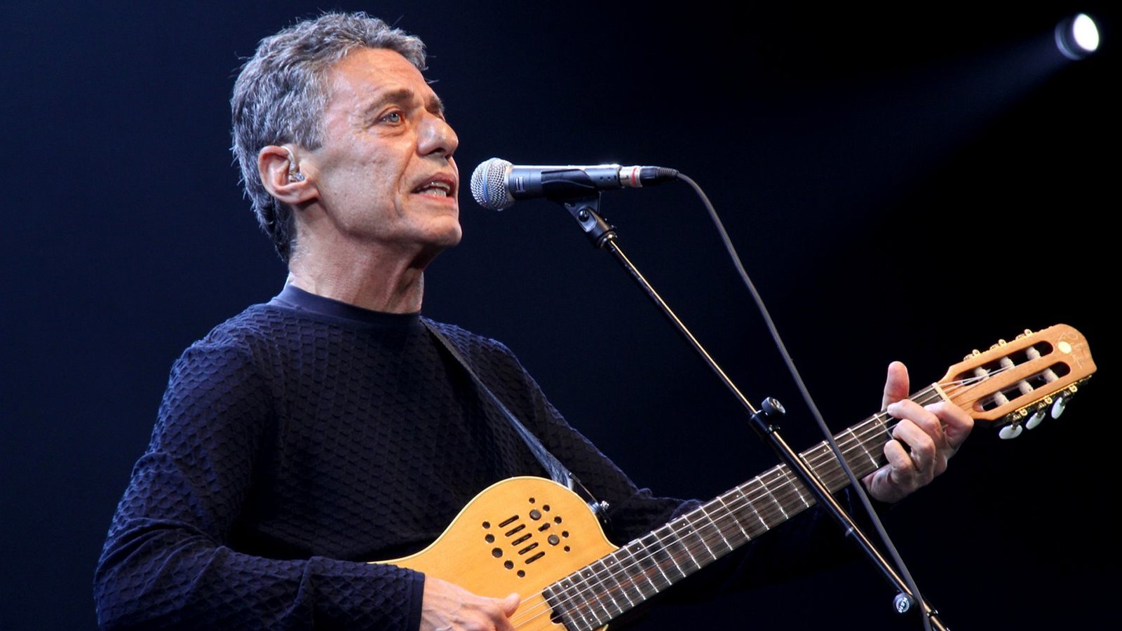 Chico Buarque, cantor e compositor brasileiro