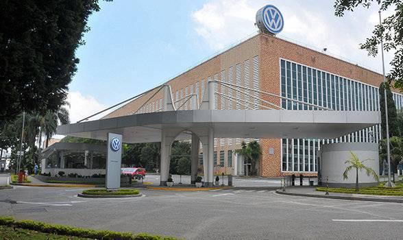 Volkswagen ajusta produção parando unidades