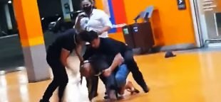 Cena de video de João Alberto Silveira de Freitas,40 (Nego Beto) assassinado nas dependências do Carrefour em Porto Alegre-RS/Data: 19/11/2020
