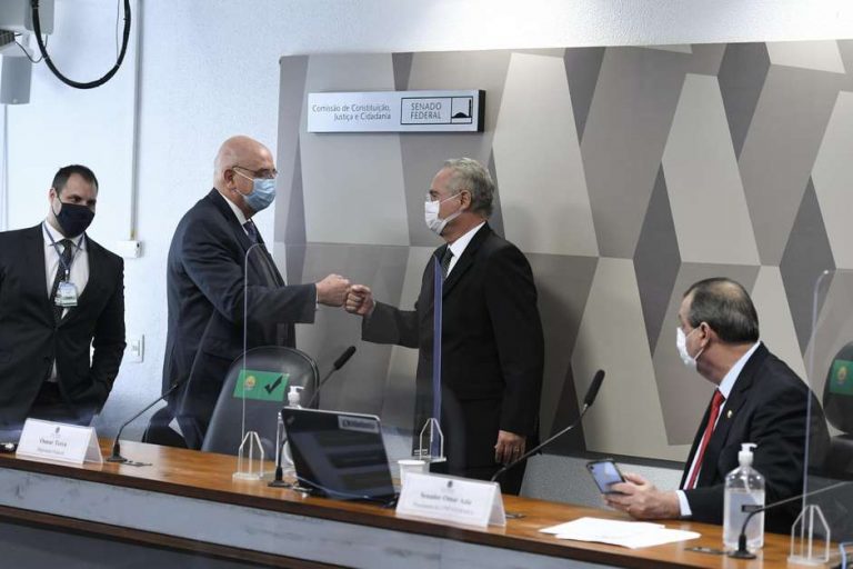 Renan Calheiros chama Osmar Terra de "líder do negacionismo"