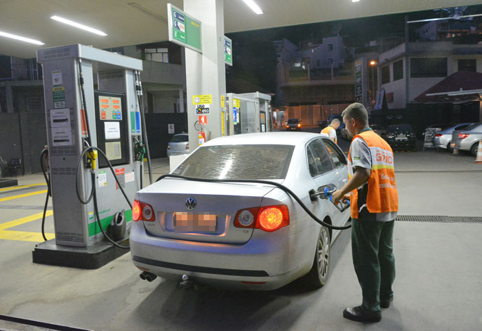 Preço da gasolina cai pela 11ª semana seguida