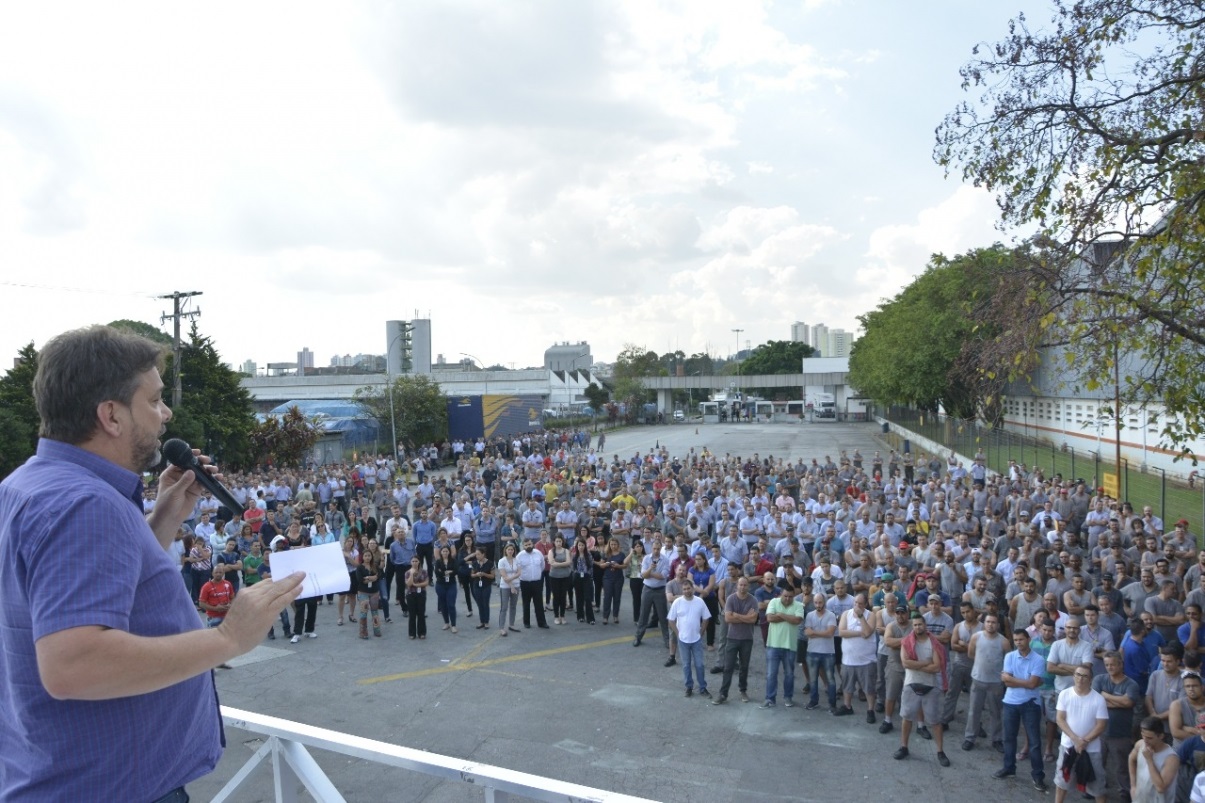 Sindicato dos Borracheiros anunciam apoio a Lula/Marcio, presidente do Sindicato, em assembleia na Bridgestone. Foto: Carlito Santos