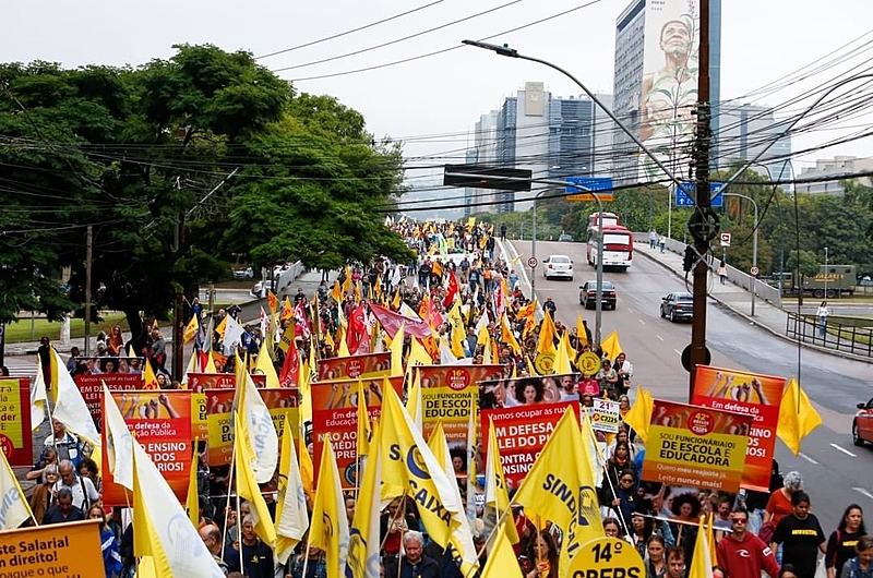Saúde em debate: Marcha dos servidores públicos na sede do IPE Saúde em abril de 2023. Foto: Pedro Neves/Brasil de Fato