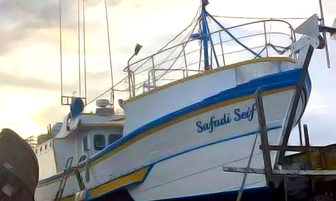 Barco de pesca Safadi Seif naufraga no litoral sul de Santa Catarina com 8 tripulantes à bordo. Foto: Instagram/Safadi Seif