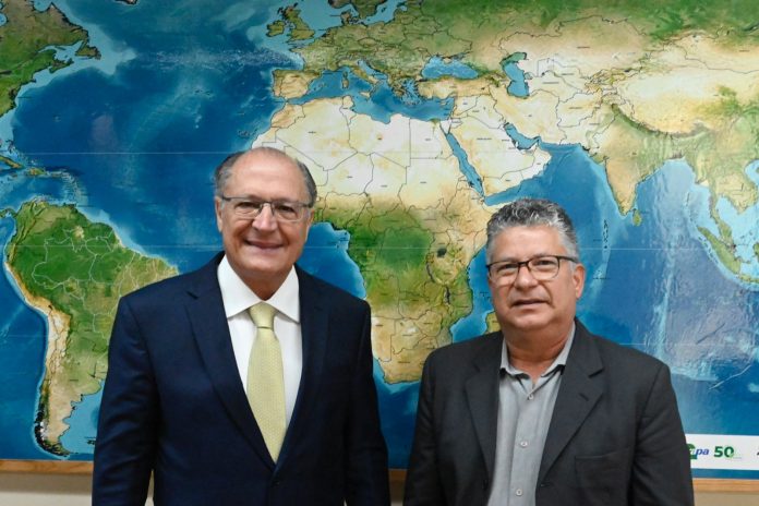 O presidente em exercício Geraldo Alckmin e Sergio Luiz Leite, vice presidente da Força Sindical e presidente da FEQUIMFAR