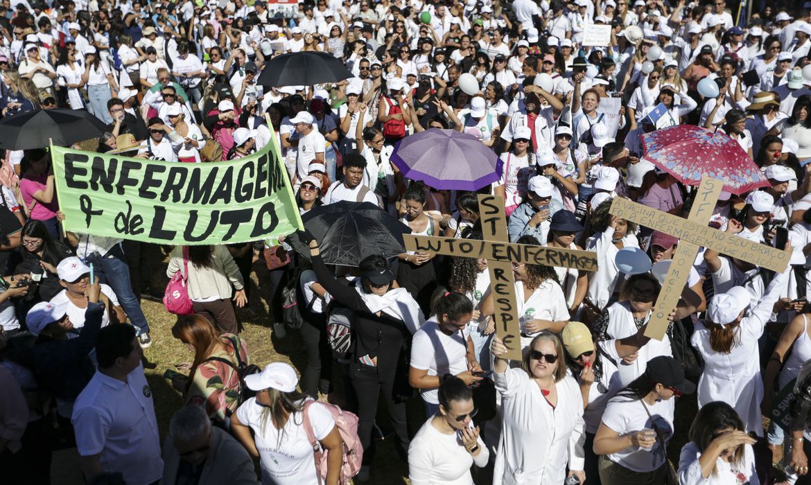 Enfermeiros e profissionais da saúde realizam manifestação em defesa da implementação do piso salarial da enfermagem/Foto: Marcelo Camargo/Agência Brasil
