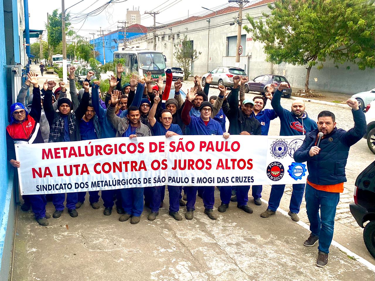 Metalúrgicos de São Paulo nos locais de trabalho contra juros altos