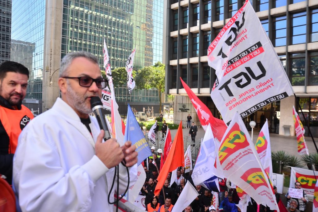 Josimar Andrade de Assis., dirigente do Sindicato dos Comerciários de São Paulo representou a UG no protesto contra juros altos em frente o Banco Central na  avenida Paulista