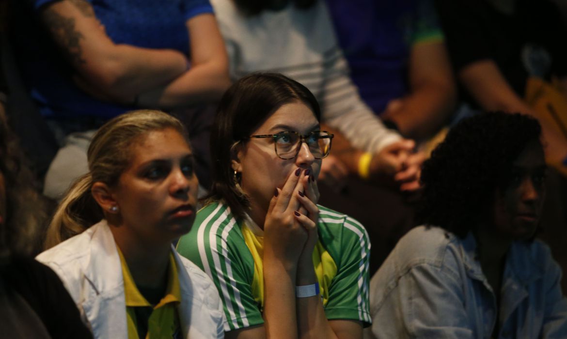 Torcida brasileira acompanhou o jogo da Seleção Brasileira contra a França no Museu do Futebol.