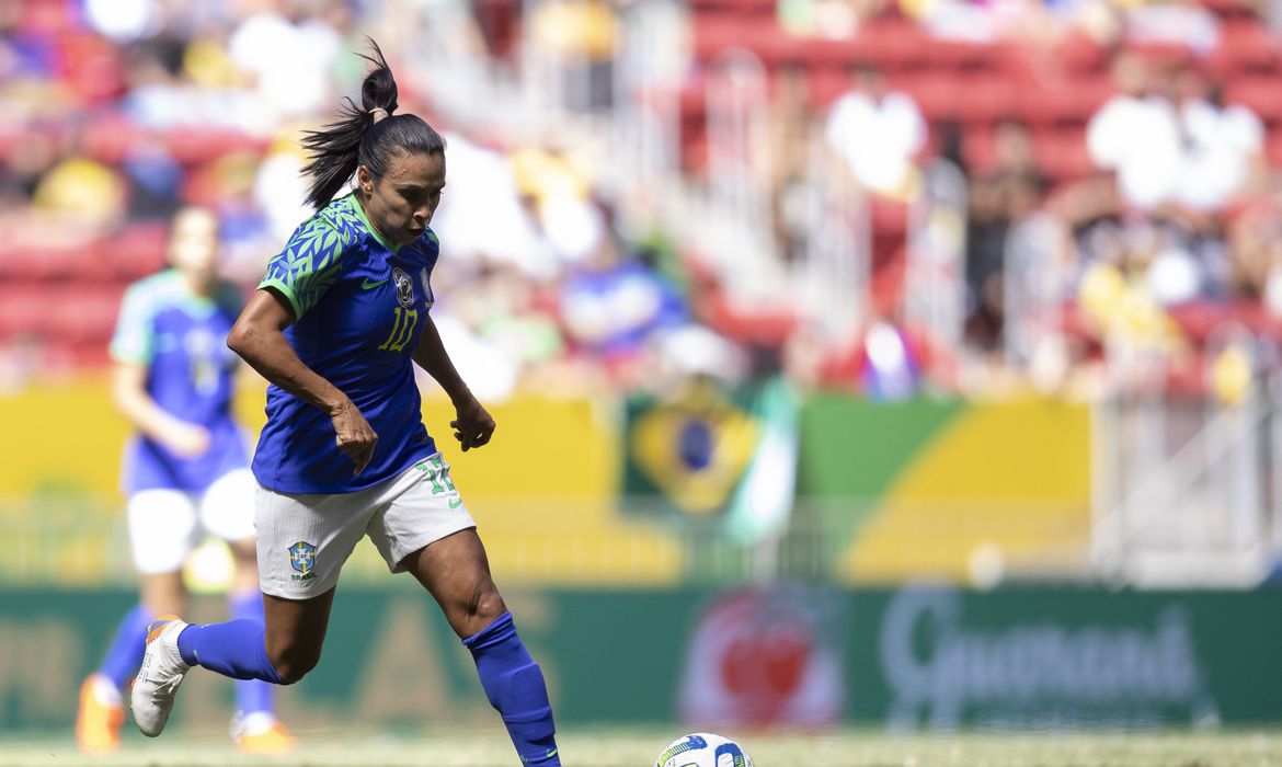 O Brasil inicia sua caminhada na Copa feminina enfrentando o Panamá em busca de um título inédito. A treinadora Pia Sundhage e a Rainha Marta são os destaques da seleção brasileira.