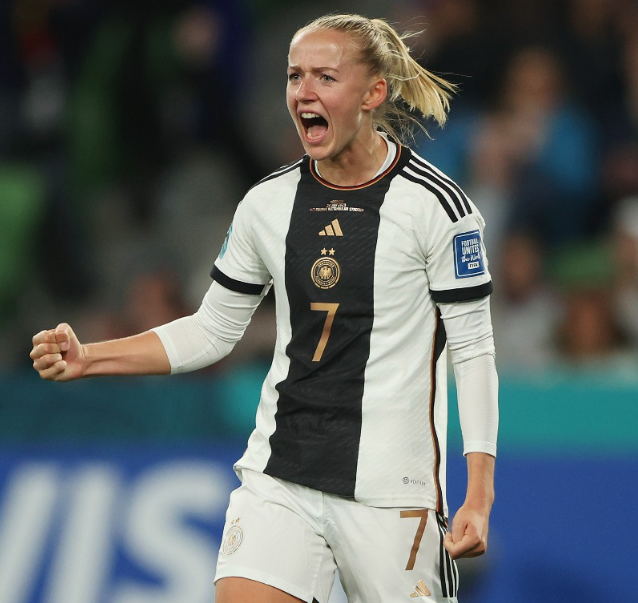 Alemanha goleia Marrocos por 6 a 0 na estreia da Copa do Mundo Feminina, marcando a maior goleada do torneio. Itália vence Argentina por 1 a 0 na estreia.