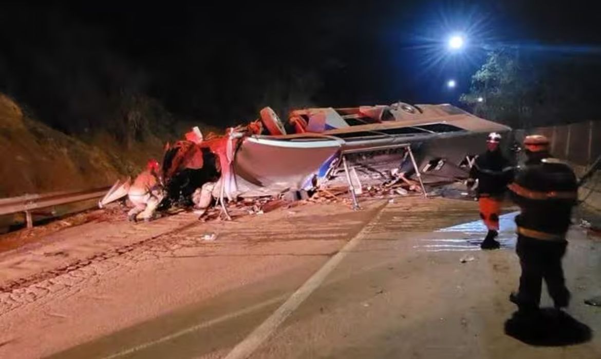 Ônibus de torcedores corintianos sofre acidente e ANTT confirma irregularidade. Sete mortos. Detalhes do acidente e medidas tomadas.