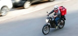 Motoboy não consegue vínculo de emprego com plataforma digital de entrega