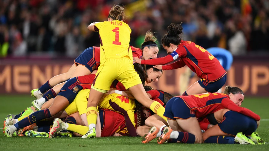 Espanha: Seleção feminina espanhola comemora conquista do Mundial de futebol Foto: Twitter @FIFAWWC