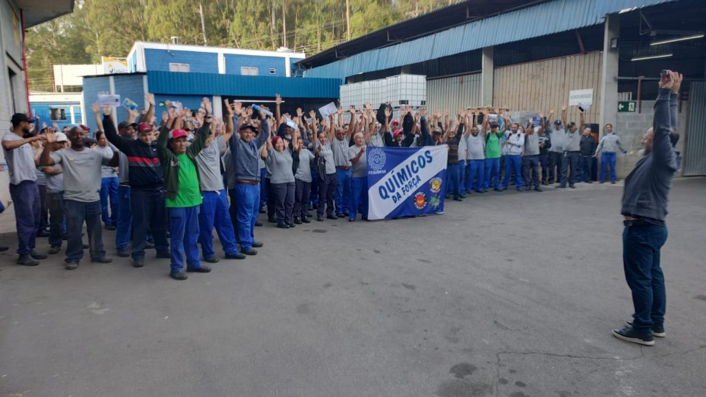Químicos de Suzano mobilizam os trabalhadores da empresa Luckspuma em Ferraz de Vasconcelos