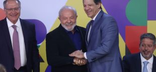 Lula e Fernando Hadad . Lei sancionada pelo presidente Lula aumenta novo salário mínimo