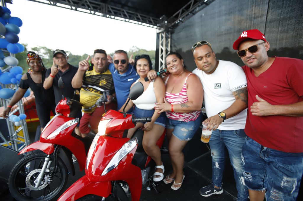 Família Condutora comemora a reinauguração de Clube de Campo