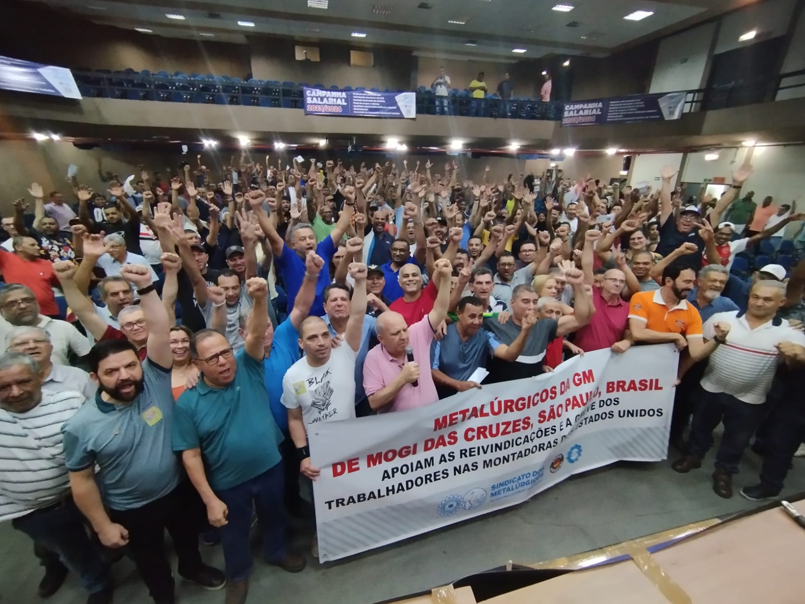 Campanha Salarial: Ao final da assembleia, os metalúrgicos de São Paulo e Mogi enviaram sua mensagem de solidariedade aos trabalhadores de montadores em greve nos Estados Unidos/Foto: Jaelcio Santana