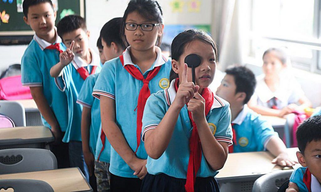 Escolas chinesas promovem atividade física para previnir miopia e limitam uso de dispositivos eletrônicos entre estudantes. Saiba mais.