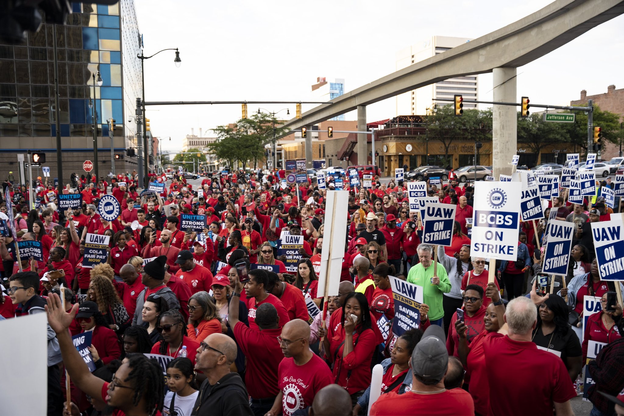 Trabalhadores de montadoras em greve nos EUA Foto: Twitter da @UAW