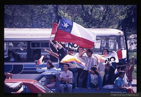 50 anos do Golpe no Chile – Foto: Biblioteca Nacional de Chile- População comemora a vitória do NO para permanência da ditadura 