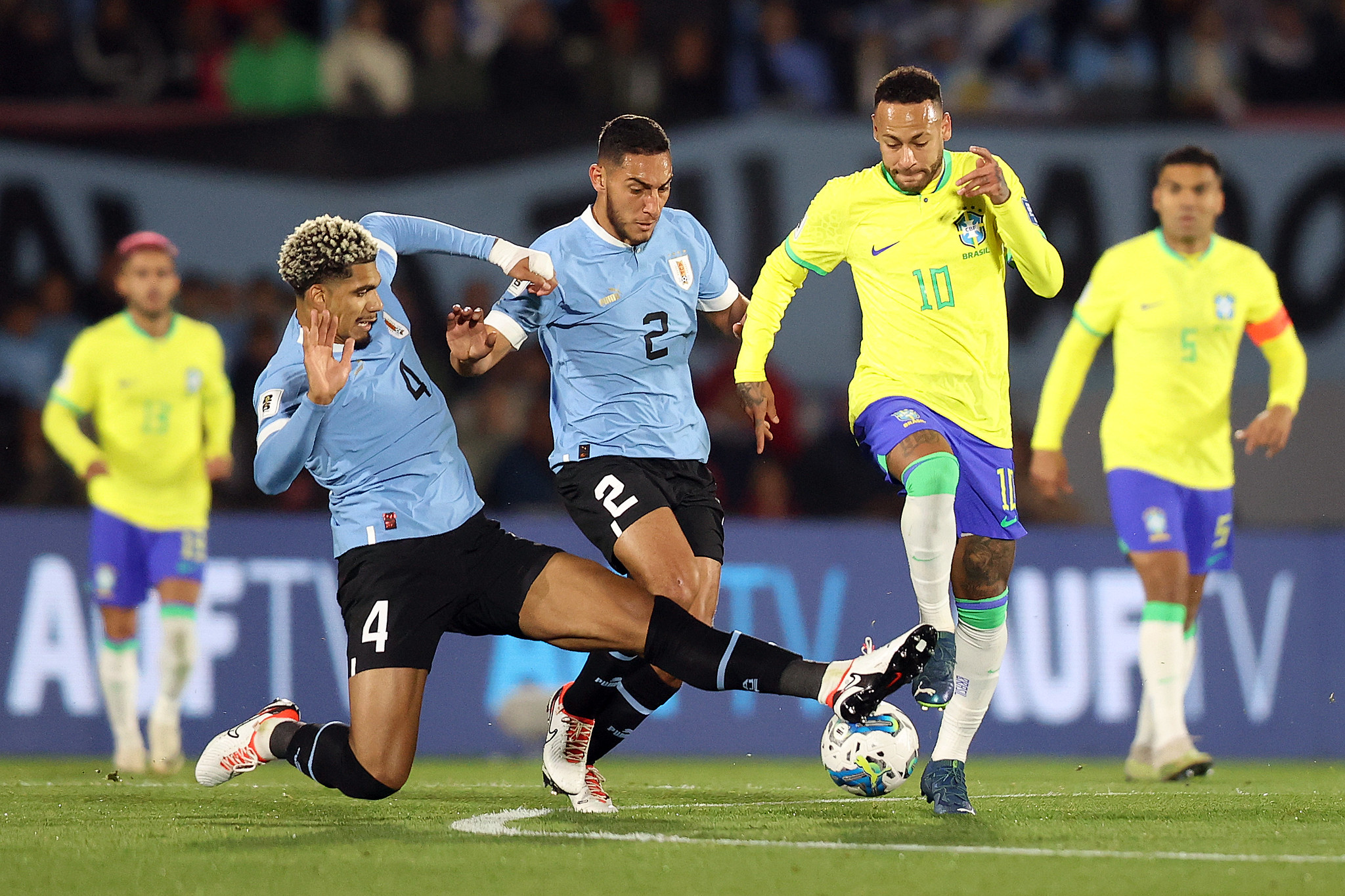 Um gol, brigas e lesão: o histórico de Neymar x Colômbia em jogos