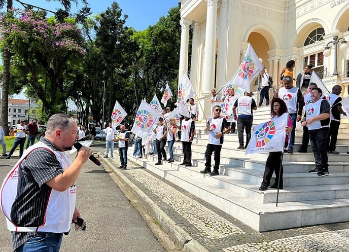 Sinpospetro Curitiba faz protesto contra racismo
