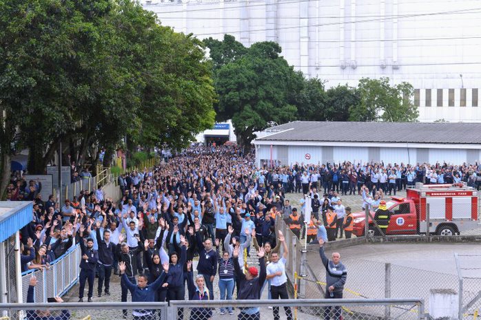 Trabalhadores da GM de São Caetano aprovam greve em assembleia. 
