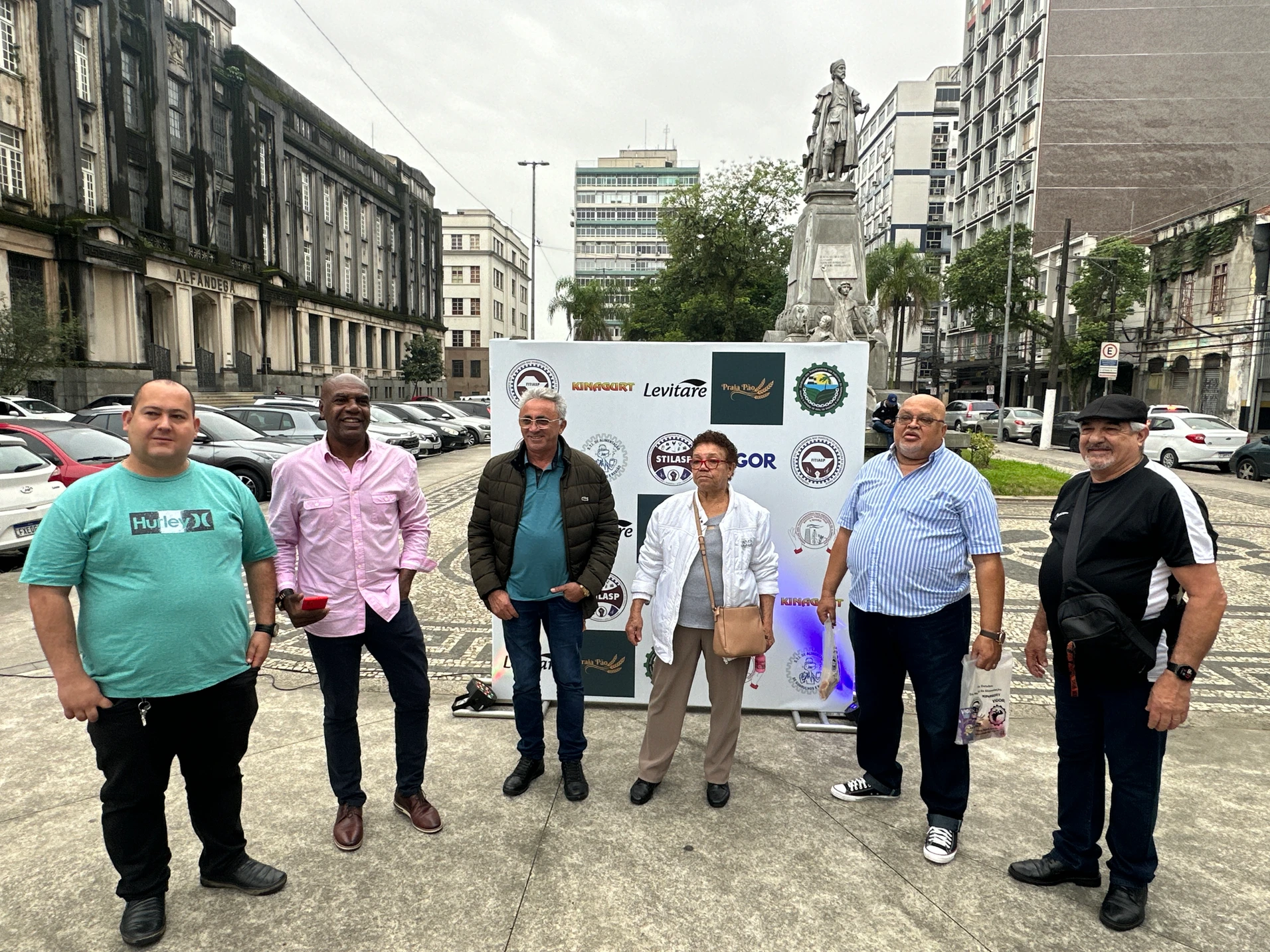 Dia Mundial da Alimentação: StiabVale e Fitiasp promoveram a entrega dos kits de café da manhã para trabalhadores(as) que passaram pelo Centro de Santos/SP
