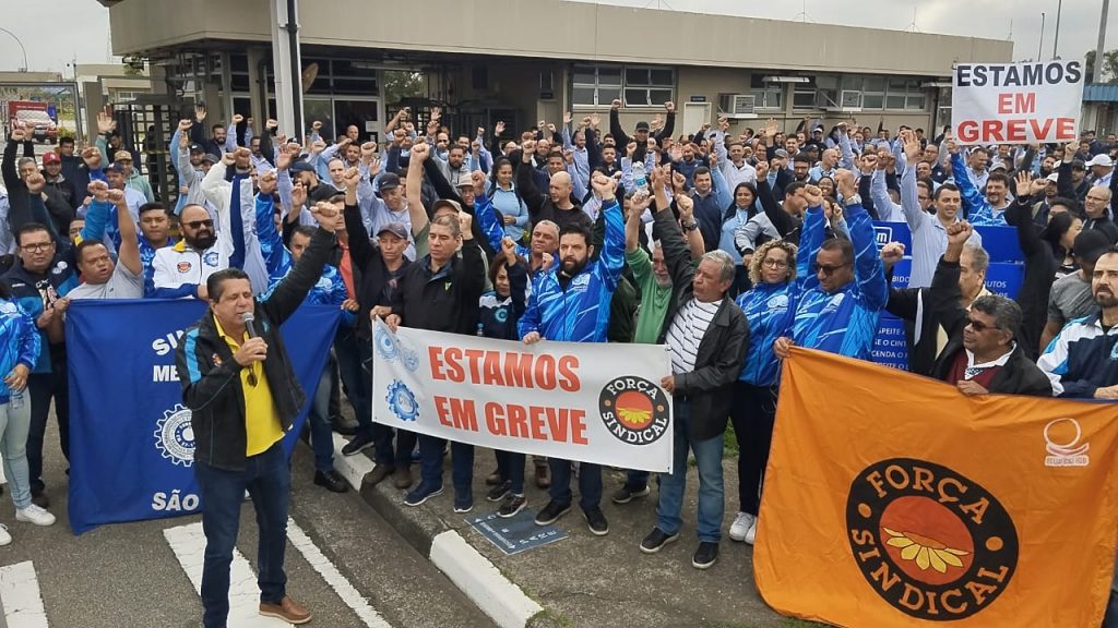General Motors em greve: David Martins, diretor do Sindicato dos Metalúrgicos de São Paulo e Mogi, na assembleia