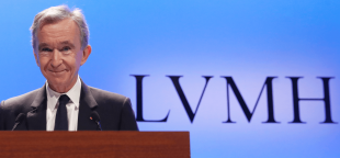 O bilioário Bernard Jean Étienne Arnault, presidente da LVMH, a maior empresa de artigos de luxo existente, foi apontado como o homem mais rico do mundo pela Forbes. Foto: Reprodução.