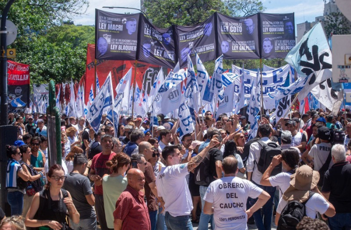 Trabalhadores fazem protesto nas ruas argentinas contra Milei/Fotos Públicas