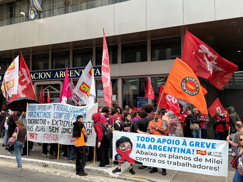 Greve Geral na Argentina: Solidariedade aos trabalhadores argentinos. Em São Paulo, as centrais fizeram manifestação no consulado.