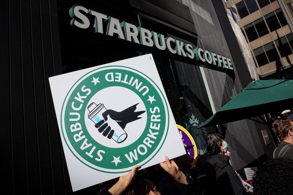 Nos EUA, trabalhadores da Starbucks estão lutando por melhores condições de trabalho e direitos sindicais.
