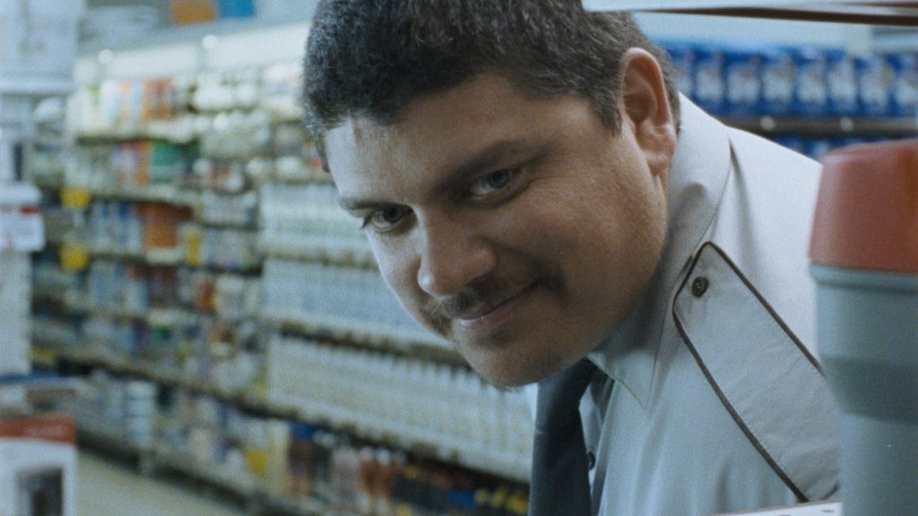 Gigante é um filme uruguaio sobre o trabalho e a vida cotidiana de Jara, um vigilante de supermercado e amante do rock.
