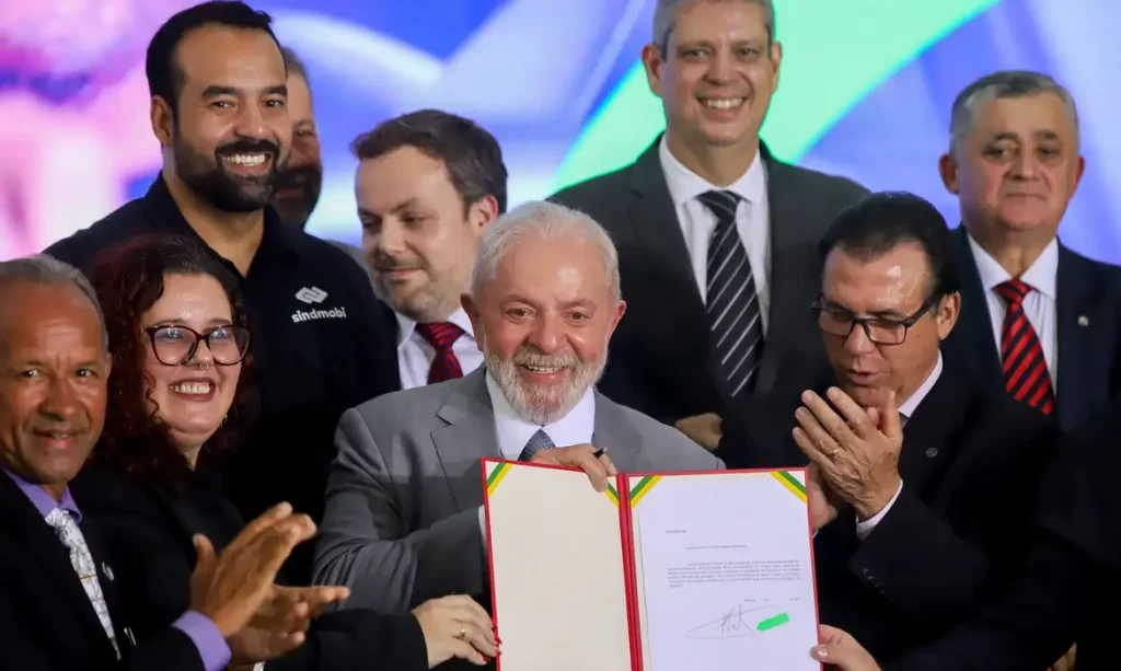 Motoristas de aplicativo: projeto de lei assinado pelo presidente Lula/Foto: Antônio Cruz