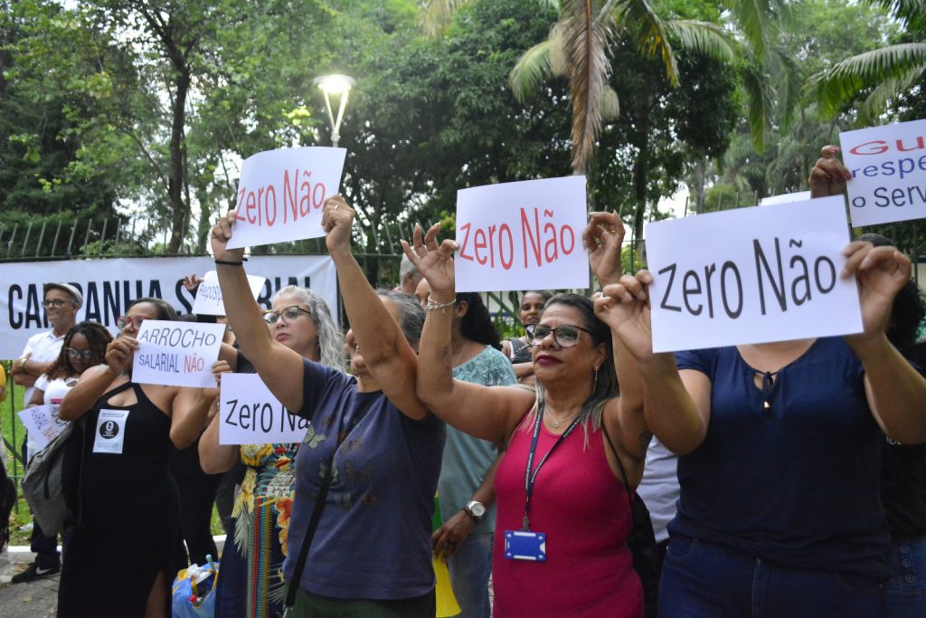 Contra reajuste zero, Servidores protestam no Paço