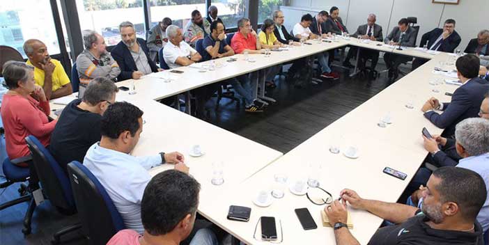 Ministro Luiz Marinho recebe trabalhadores da Eletrobras