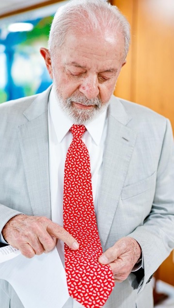 Lula mostra gravata de cachorro em homenagem a Joca