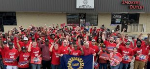 Presidente da United Auto Workers, Shawn Fain, com os trabalhadores da Mercedes-Benz em Vance, Alabama. Foto UAW.