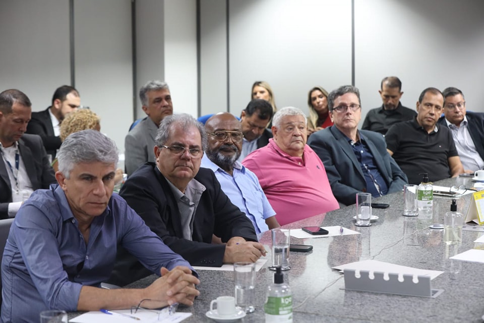 José Avelino Pereira, Bartolomeu França, Álvaro Egea, do Sinab em reunião pelo combate às irregularidades nas filiações dos aposentados