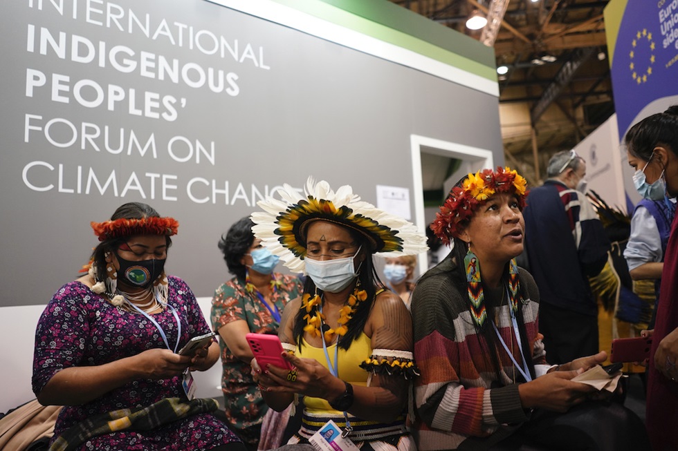 Defensores: Membros do Fórum Internacional dos Povos Indígenas sobre Mudanças Climáticas olham para seus telefones no dia 3 de novembro, na Cúpula do Clima da ONU COP26, em Glasgow, Escócia. Foto: Alberto Pezzali/AP